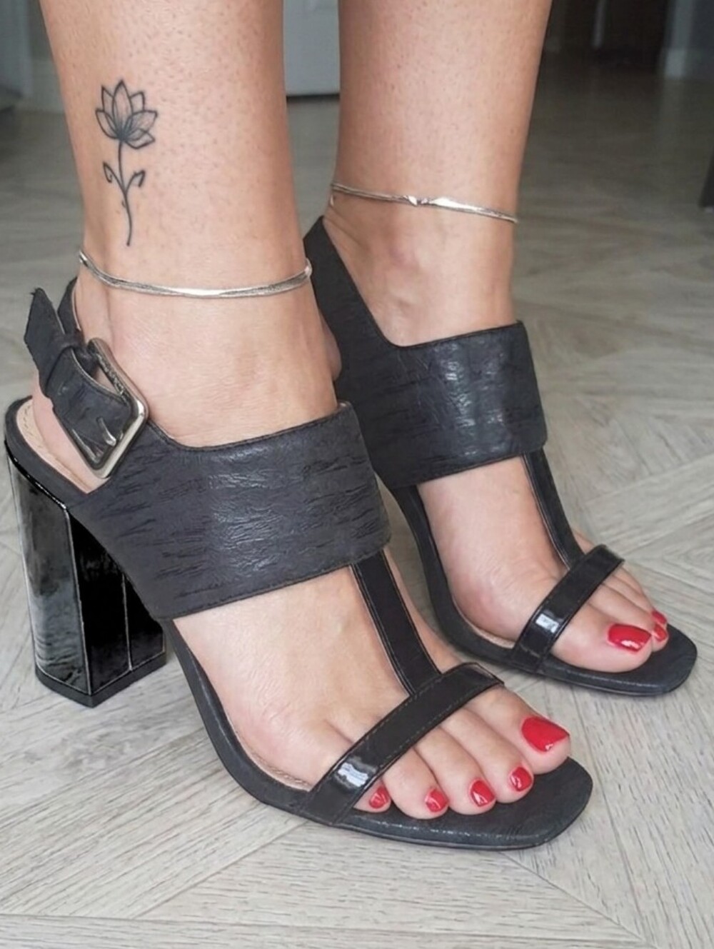 Calvin Klein🌟Black T-Strap Block Heel Sandals with Side Buckles Sz 6M